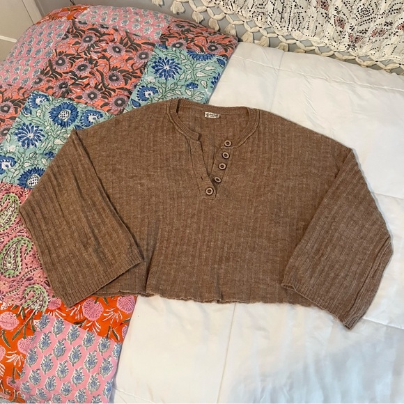 Free People Oversized Tan Crop Sweater Size XS (Extra Small- also fits S M L) - Picture 3 of 5